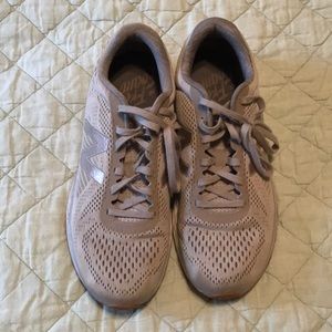 New balance tennis shoes